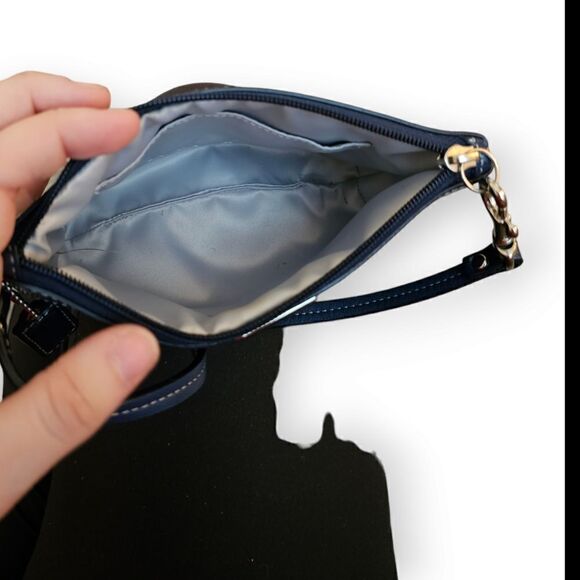 Coach Patent Leather Signature C Navy Blue Wristlet - Picture 8 of 9